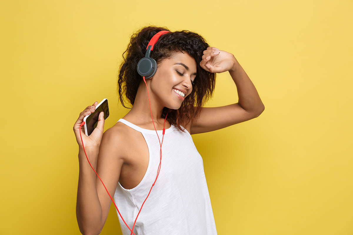 girllisteningtomusic