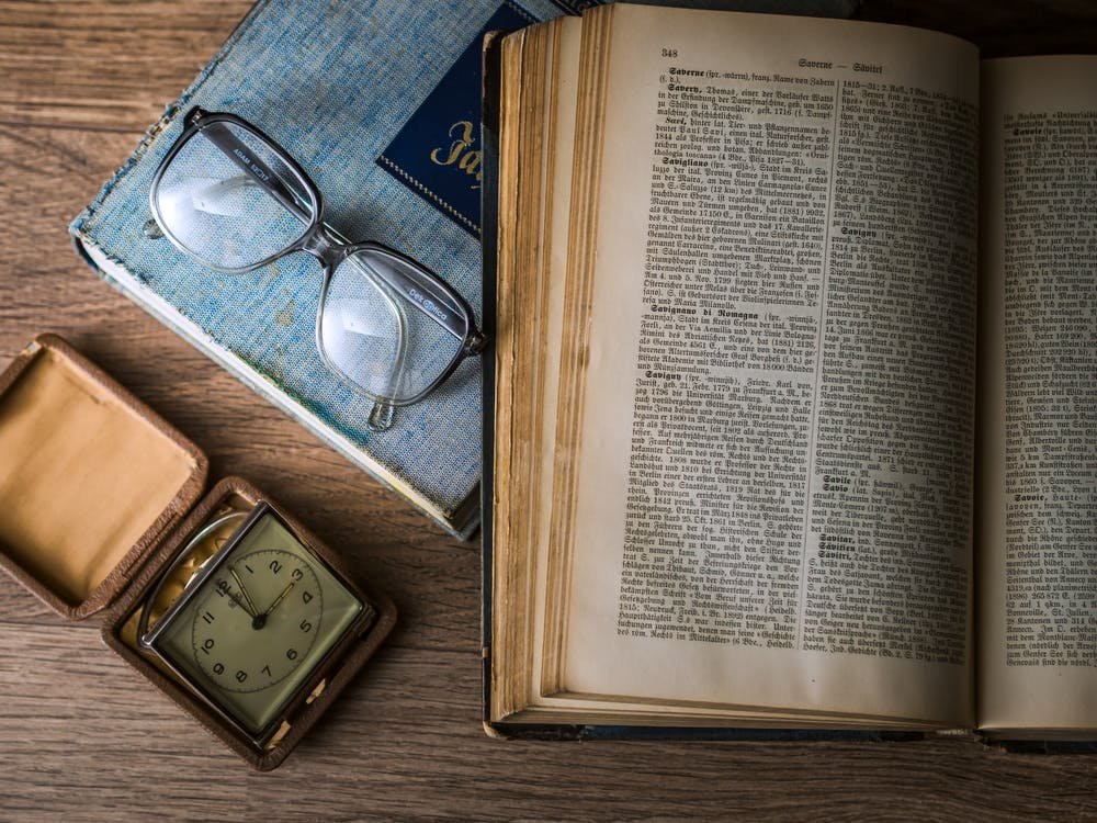 knowledge-book-library-glasses
