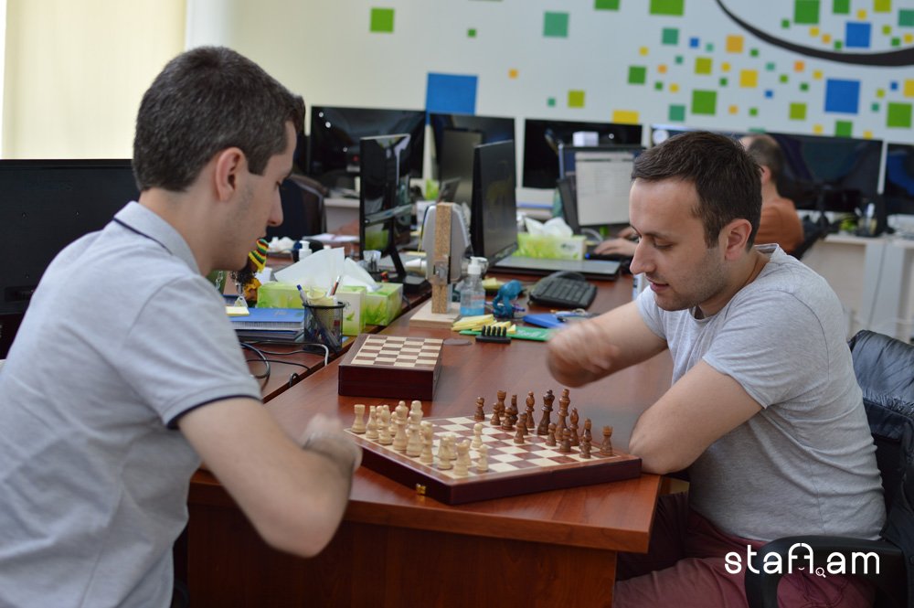 Գինոսիում սիրում են շախմատը: Ի դեպ Գինոսին ՏՏ ընկերությունների միջև այս տարի անցկացվող շախմատի առաջնությանը զբաղեցրել է երկրորդ տեղը: